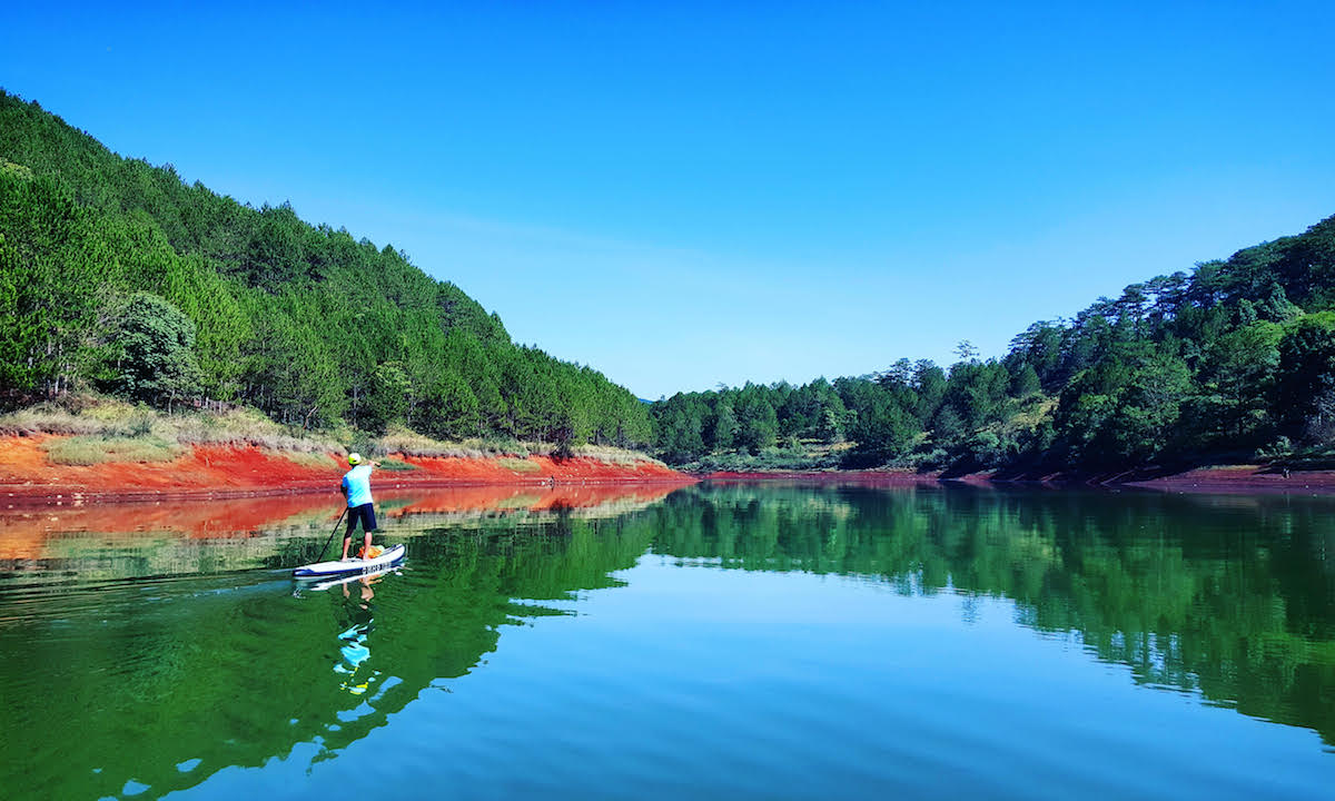 paddle boarding vietnam tuyen lake