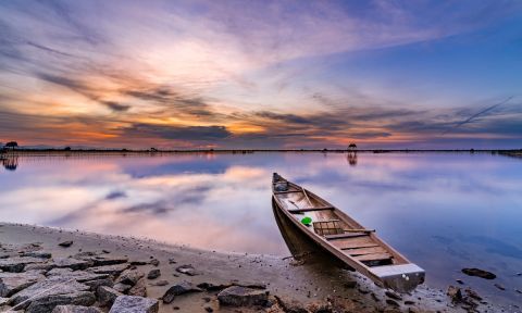 Sunset on the stunning Tam Giang Lagoon in Vietnam. | Photo: Shutterstock