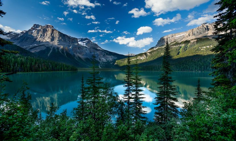Scenic view of the Emerald Lake, British Columbia. | Photo: Shutterstock