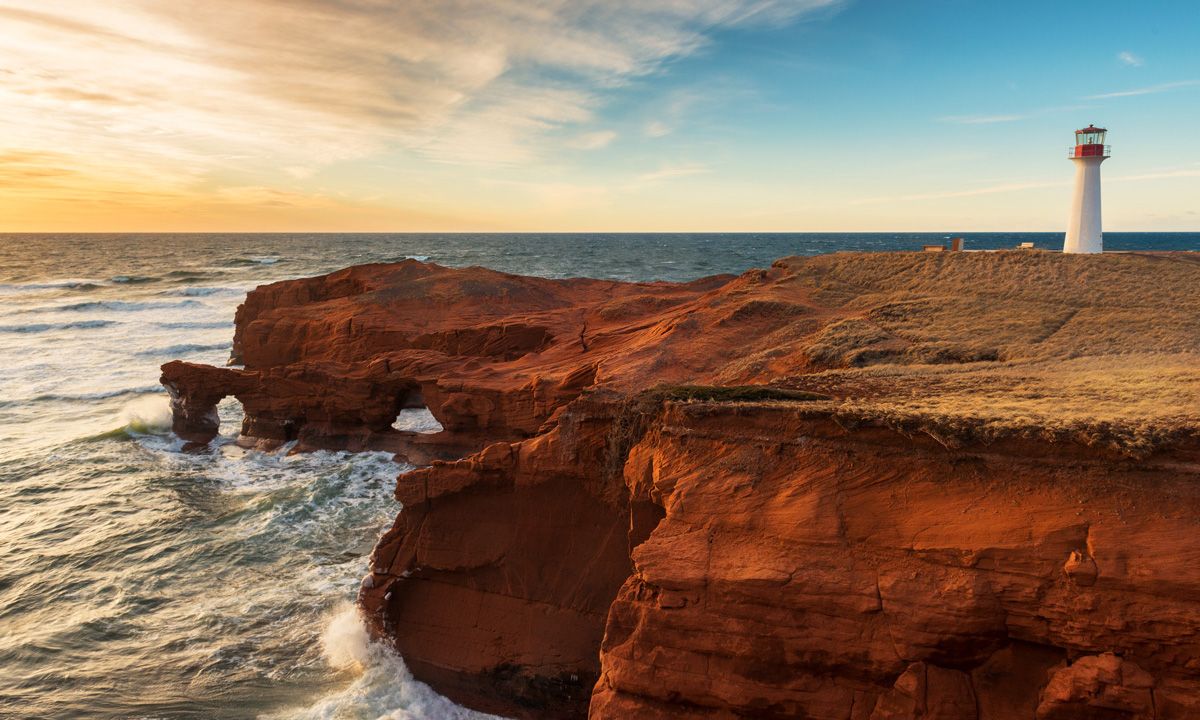 The Borgot lighthouse and the beautiful red cliffs. | Photo: Shutterstock