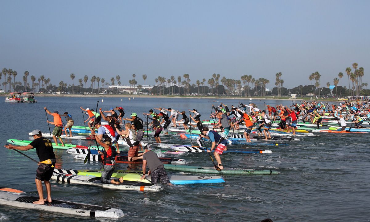 Hundreds of paddlers at the race start. | Photo: Supconnect