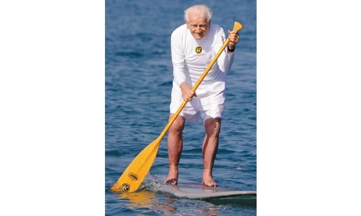 John Zapotocky, 91, on a paddleboard at Sand Island, after a four-year hiatus. Photo: Jeff Widener / The Honolulu Advertiser