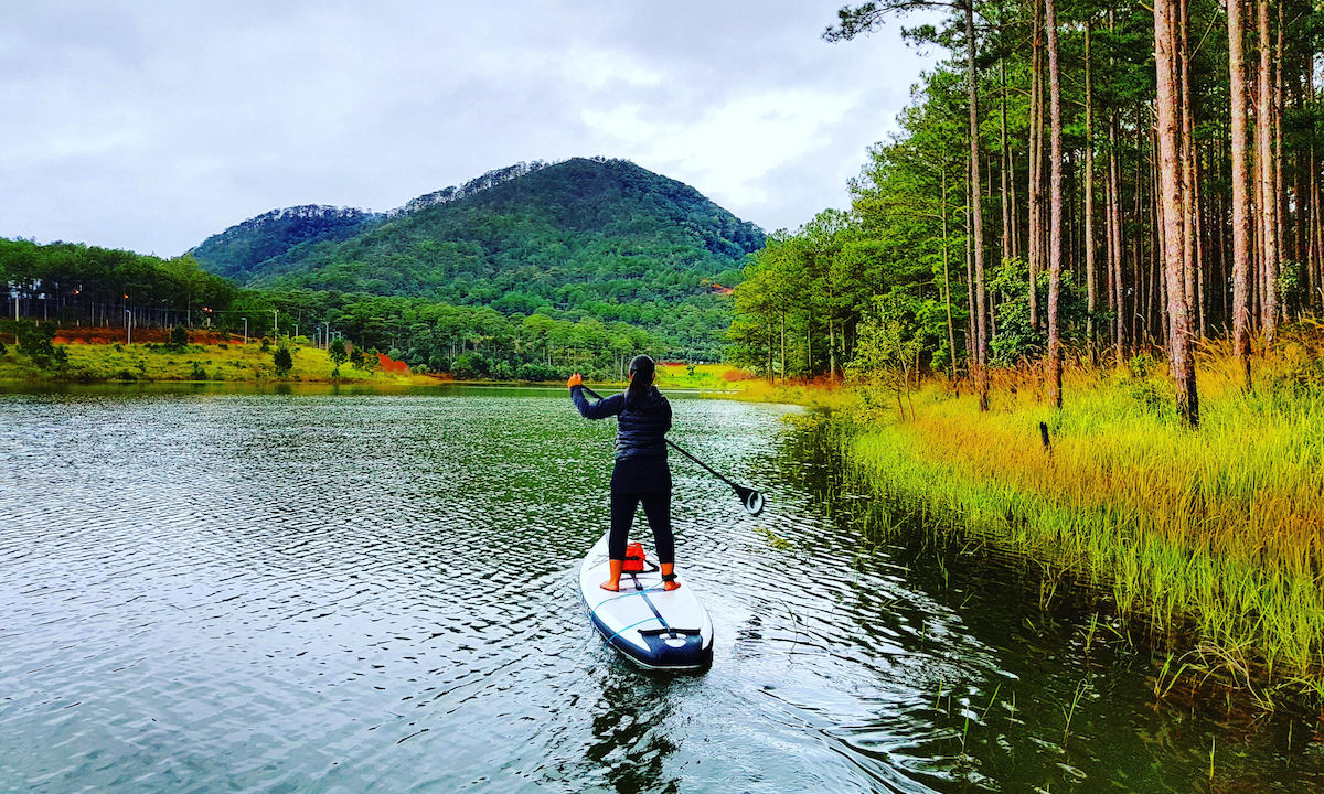 paddle boarding vietnam tuyen lake 1