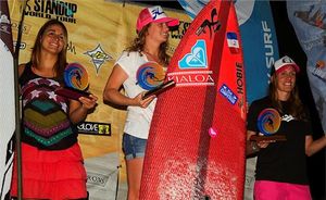 women-paddleboard-abu-dhabi-2013