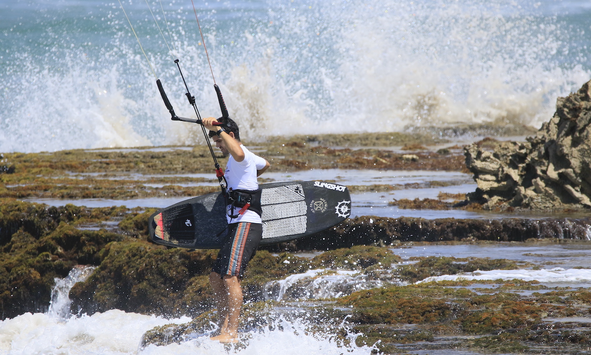 Manuel Selman preparándose para el heat de Kitesurfing