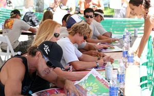 sup-elite-racers-give-autographs-at_ultimate-sup-showdown