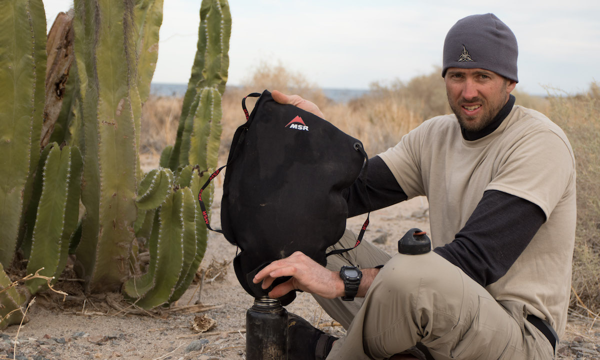 mex survival challenge filling up water bottle with dromedary