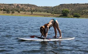 Stand_up_paddle_yoga_-_SUP_Connect_-_High_Lunge_-_1