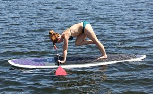 Stand_up_paddle_yoga_-_SUP_Connect_-_High_Lunge_-_2