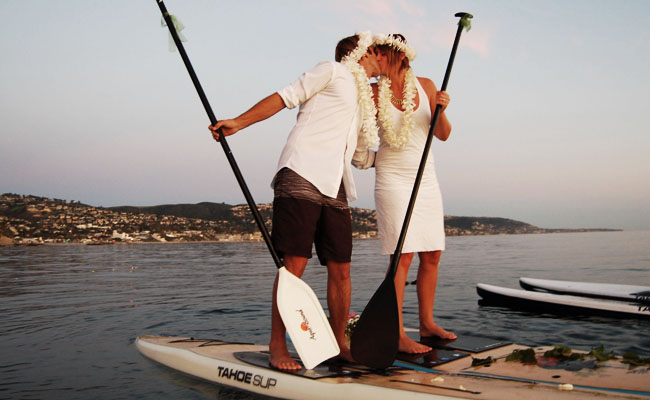 couple-marries-standuppaddle-boards-marriage1