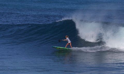 Sophia Bartlow ripping in Hawaii. | Photo via: Waterman League