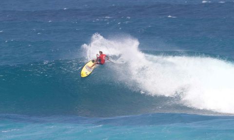 Caio Vaz starts the year off by taking victory at the 2016 World Tour Opener at Sunset Beach on a blustery final day of action. | Photo: Waterman League / Brian Bielmann