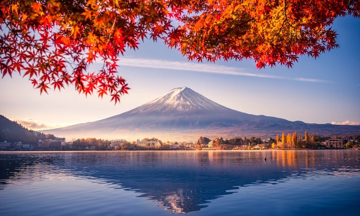 Colorful Autumn Season and Mountain Fuji with morning fog and red leaves at lake Kawaguchiko is one of the best places in Japan | Photo: Shutterstock