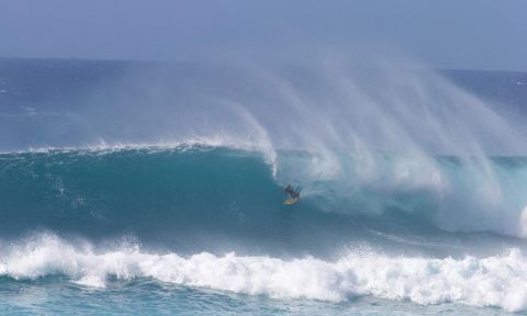 Noa Ginella scored a 9 point ride on this wave. | Photo: Brian Bielmann / Waterman League