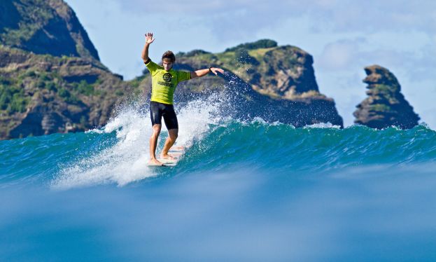 Zane Schweitzer nabs the lead after his third win in the longboard discipline. | Photo: Cory Scott