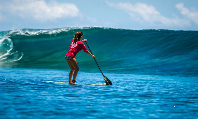 Brazil&#039;s Nicole Pacelli during her SUP surfing heat at Cloudbreak. | Photo: ISA / Sean Evans