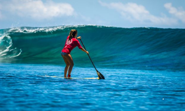 Brazil's Nicole Pacelli during her SUP surfing heat at Cloudbreak. | Photo: ISA / Sean Evans