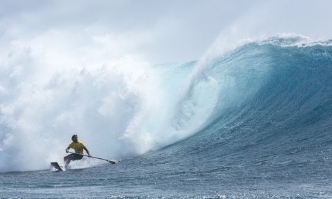 Brazil’s Caio Vaz competes in the epic final day of SUP Surfing at Cloudbreak. | Photo: ISA / Ben Reed