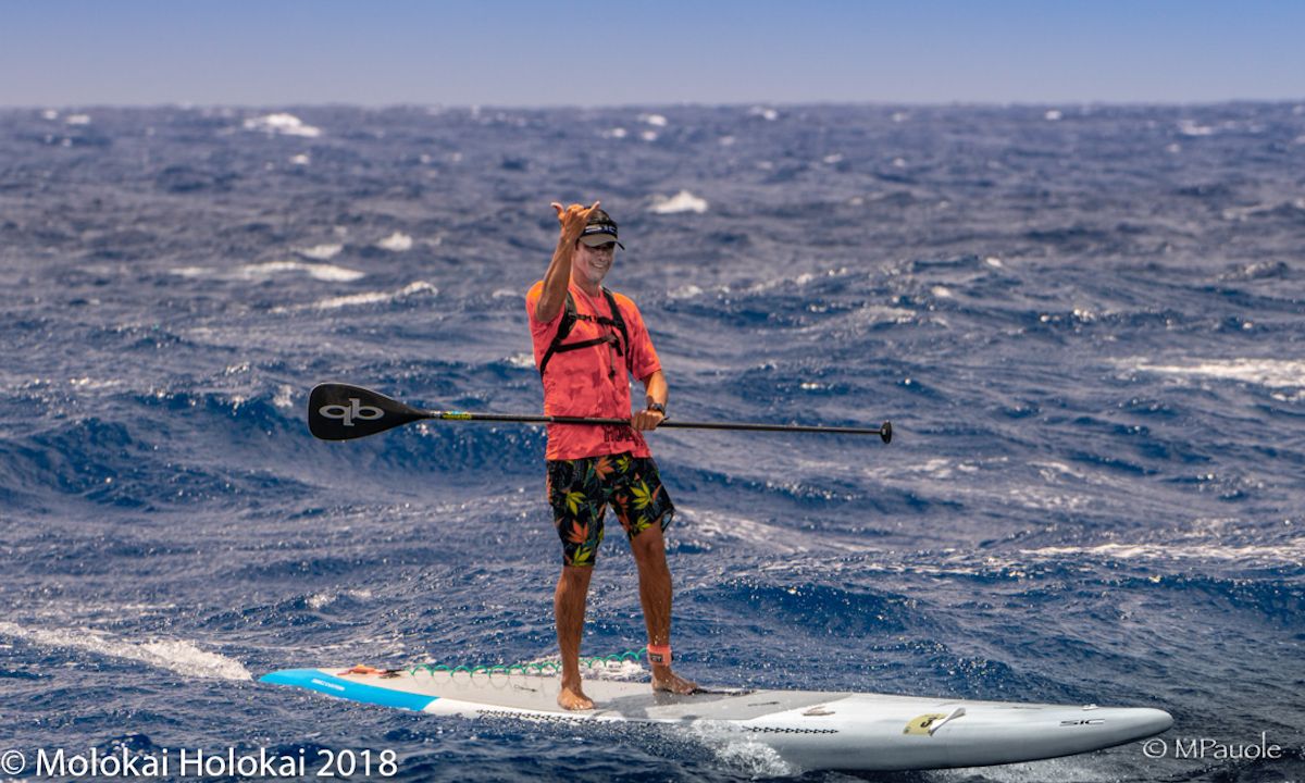 SIC&#039;s Livio Menelau throws one up during the 2018 Maui2Molokai Race. | Photo courtesy: Molokai Holokai Paddle Festival