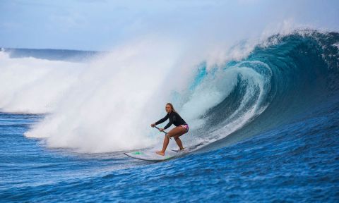 Izzi Gomez on a bomb in Tahiti. | Photo: Ben Thouard