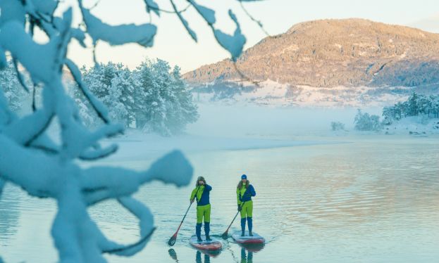 Kai-Nicolas Steimer and Lena Albrecht exploring the wintry beauty of Norway. | Photo: Lars Jacobson