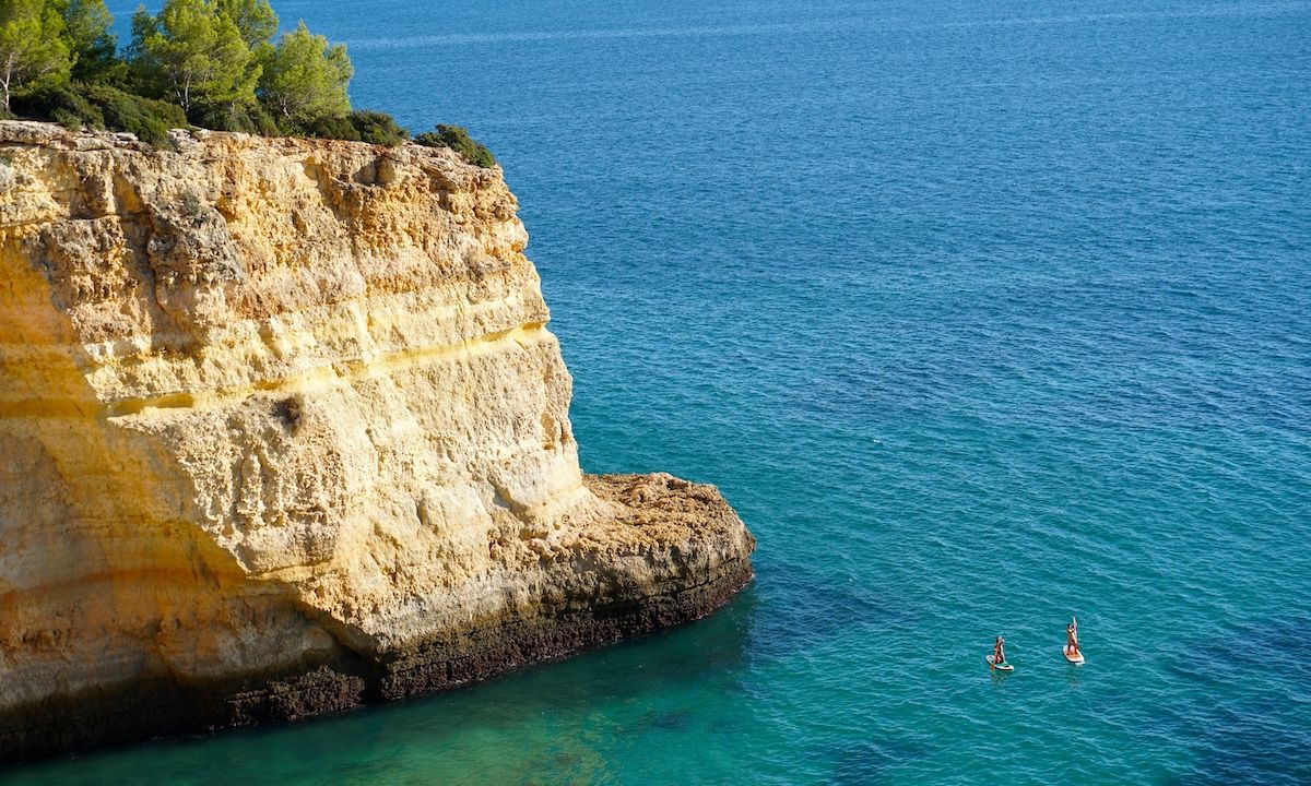 Paddling to the cave of Benagil. | Photo: Shutterstock