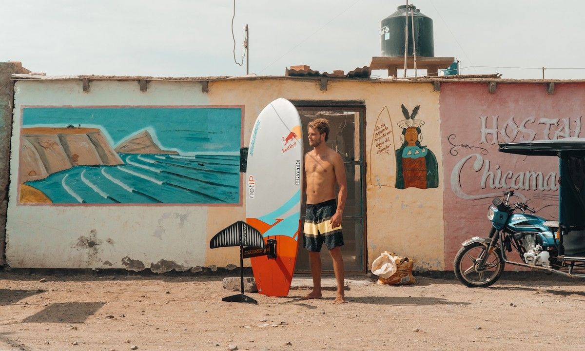 Casper Steinfath with his foil in the desert of Chicama, Peru. | Photo: Nicklas Kold Nagel